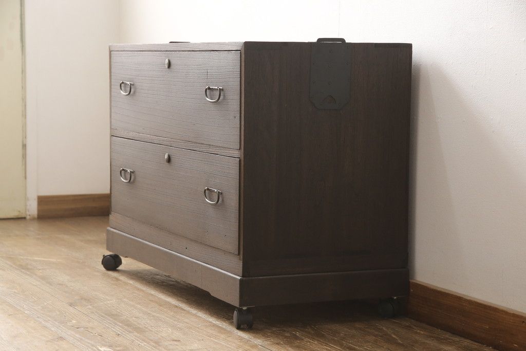 桐箪笥を綺麗に再生!高品質リペアを施し、キャスターを取り付け。チェス系に着色仕上げ。