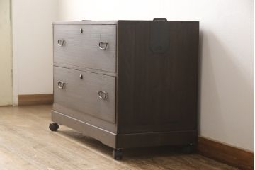 桐箪笥を綺麗に再生!高品質リペアを施し、キャスターを取り付け。チェス系に着色仕上げ。