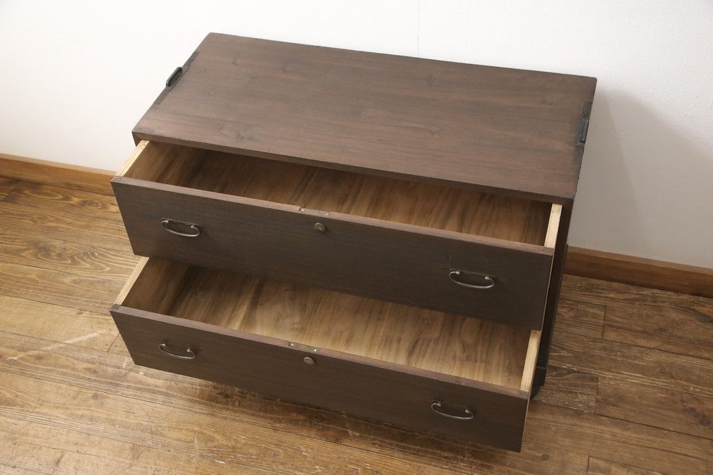 桐箪笥を綺麗に再生!高品質リペアを施し、キャスターを取り付け。チェス系に着色仕上げ。