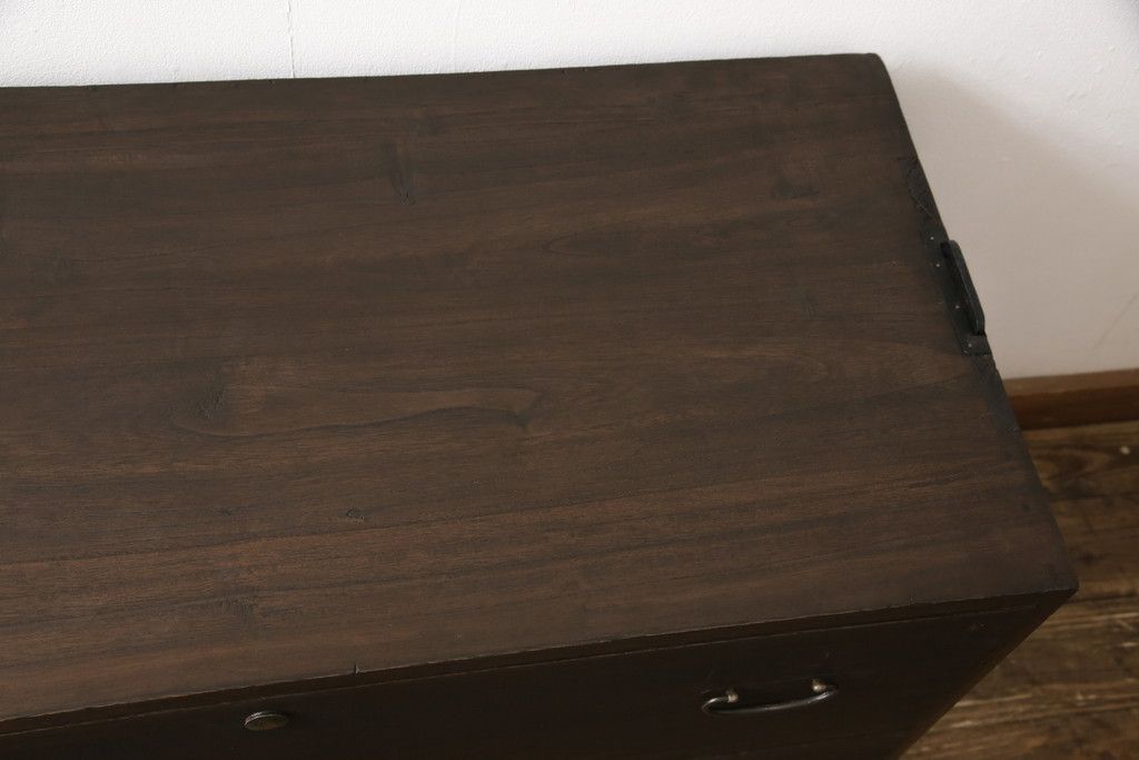 桐箪笥を綺麗に再生!高品質リペアを施し、キャスターを取り付け。チェス系に着色仕上げ。