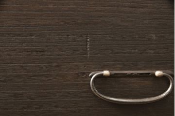 桐箪笥を綺麗に再生!高品質リペアを施し、キャスターを取り付け。チェス系に着色仕上げ。