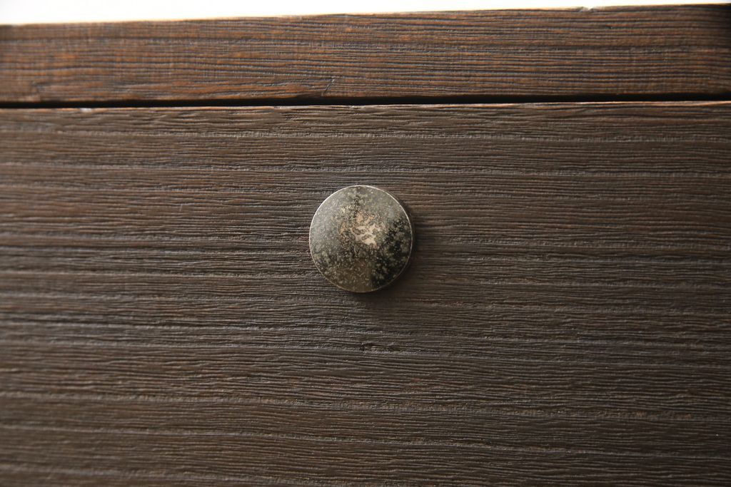 桐箪笥を綺麗に再生!高品質リペアを施し、キャスターを取り付け。チェス系に着色仕上げ。