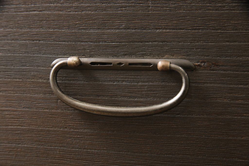 桐箪笥を綺麗に再生!高品質リペアを施し、キャスターを取り付け。チェス系に着色仕上げ。