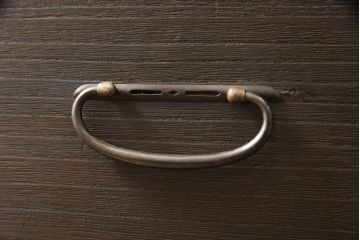 桐箪笥を綺麗に再生!高品質リペアを施し、キャスターを取り付け。チェス系に着色仕上げ。