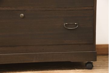 桐箪笥を綺麗に再生!高品質リペアを施し、キャスターを取り付け。チェス系に着色仕上げ。