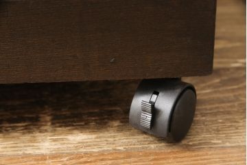 桐箪笥を綺麗に再生!高品質リペアを施し、キャスターを取り付け。チェス系に着色仕上げ。