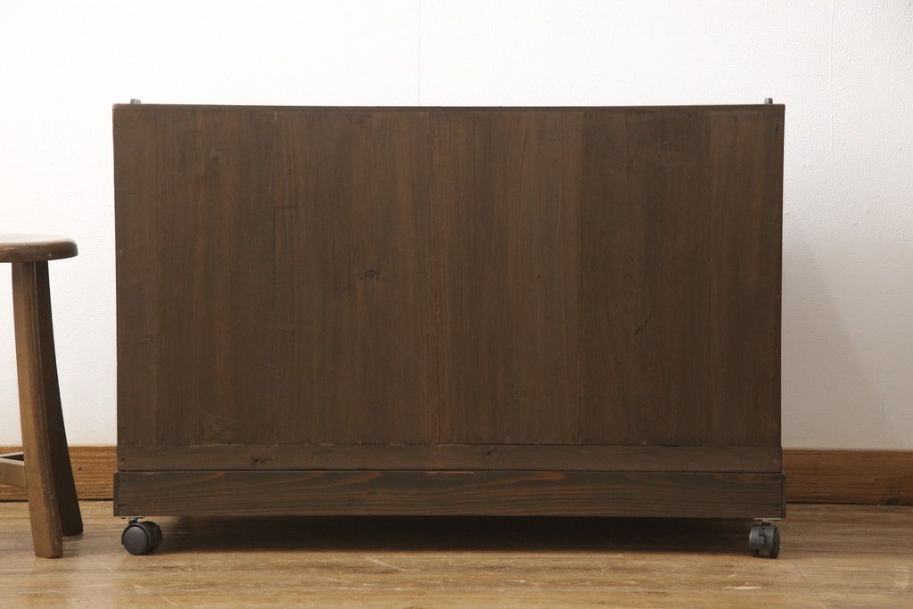 桐箪笥を綺麗に再生!高品質リペアを施し、キャスターを取り付け。チェス系に着色仕上げ。