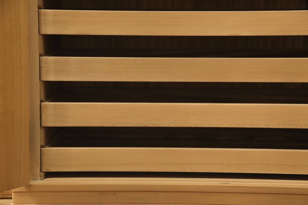 桐箪笥を綺麗に再生!高品質リペアを施し、木地色仕上げでナチュラルに。