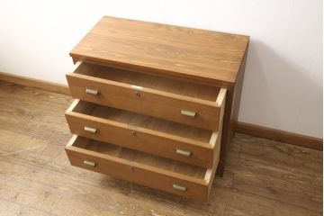 桐箪笥の下段を用いてチェストにリメイク!高品質リペアを施し、ご希望に合わせてリサイズ。天板と脚を取り付け、取っ手と鍵金具を交換。本体は当店商品を参考に着色。
