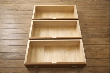 桐箪笥の下段を用いてチェストにリメイク!高品質リペアを施し、ご希望に合わせてリサイズ。天板と脚を取り付け、取っ手と鍵金具を交換。本体は当店商品を参考に着色。