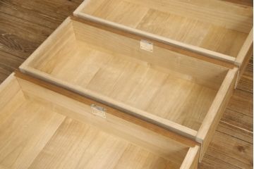 桐箪笥の下段を用いてチェストにリメイク!高品質リペアを施し、ご希望に合わせてリサイズ。天板と脚を取り付け、取っ手と鍵金具を交換。本体は当店商品を参考に着色。