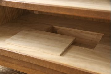桐箪笥の下段を用いてチェストにリメイク!高品質リペアを施し、ご希望に合わせてリサイズ。天板と脚を取り付け、取っ手と鍵金具を交換。本体は当店商品を参考に着色。