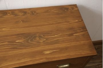 桐箪笥の下段を用いてチェストにリメイク!高品質リペアを施し、ご希望に合わせてリサイズ。天板と脚を取り付け、取っ手と鍵金具を交換。本体は当店商品を参考に着色。