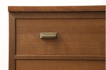 桐箪笥の下段を用いてチェストにリメイク!高品質リペアを施し、ご希望に合わせてリサイズ。天板と脚を取り付け、取っ手と鍵金具を交換。本体は当店商品を参考に着色。