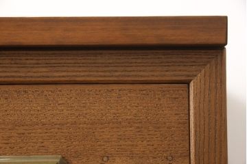 桐箪笥の下段を用いてチェストにリメイク!高品質リペアを施し、ご希望に合わせてリサイズ。天板と脚を取り付け、取っ手と鍵金具を交換。本体は当店商品を参考に着色。