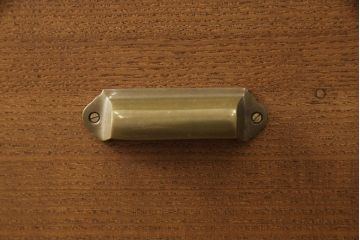 桐箪笥の下段を用いてチェストにリメイク!高品質リペアを施し、ご希望に合わせてリサイズ。天板と脚を取り付け、取っ手と鍵金具を交換。本体は当店商品を参考に着色。