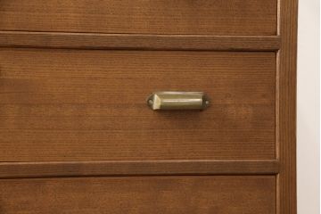 桐箪笥の下段を用いてチェストにリメイク!高品質リペアを施し、ご希望に合わせてリサイズ。天板と脚を取り付け、取っ手と鍵金具を交換。本体は当店商品を参考に着色。