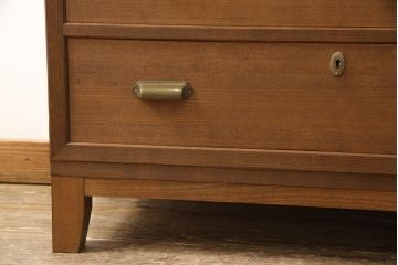 桐箪笥の下段を用いてチェストにリメイク!高品質リペアを施し、ご希望に合わせてリサイズ。天板と脚を取り付け、取っ手と鍵金具を交換。本体は当店商品を参考に着色。