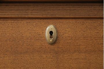 桐箪笥の下段を用いてチェストにリメイク!高品質リペアを施し、ご希望に合わせてリサイズ。天板と脚を取り付け、取っ手と鍵金具を交換。本体は当店商品を参考に着色。