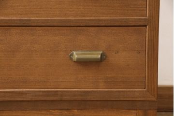 桐箪笥の下段を用いてチェストにリメイク!高品質リペアを施し、ご希望に合わせてリサイズ。天板と脚を取り付け、取っ手と鍵金具を交換。本体は当店商品を参考に着色。