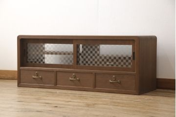 桐箪笥の上段を用いてローボードにリメイク!高さと奥行きをリサイズ。棚を製作し、背面はオープンに。引き戸は市松模様のガラスをはめ込み、取っ手と鍵金具を交換。チェスナット系に着色仕上げ。