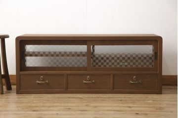 桐箪笥の上段を用いてローボードにリメイク!高さと奥行きをリサイズ。棚を製作し、背面はオープンに。引き戸は市松模様のガラスをはめ込み、取っ手と鍵金具を交換。チェスナット系に着色仕上げ。