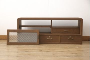 桐箪笥の上段を用いてローボードにリメイク!高さと奥行きをリサイズ。棚を製作し、背面はオープンに。引き戸は市松模様のガラスをはめ込み、取っ手と鍵金具を交換。チェスナット系に着色仕上げ。