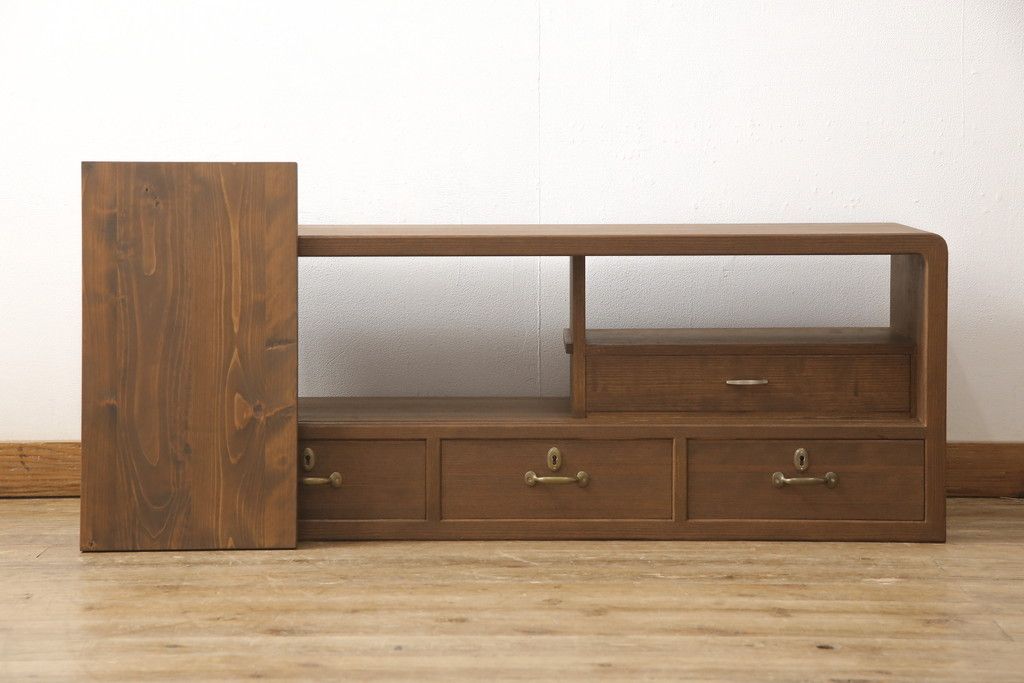 桐箪笥の上段を用いてローボードにリメイク!高さと奥行きをリサイズ。棚を製作し、背面はオープンに。引き戸は市松模様のガラスをはめ込み、取っ手と鍵金具を交換。チェスナット系に着色仕上げ。