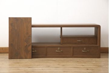 桐箪笥の上段を用いてローボードにリメイク!高さと奥行きをリサイズ。棚を製作し、背面はオープンに。引き戸は市松模様のガラスをはめ込み、取っ手と鍵金具を交換。チェスナット系に着色仕上げ。