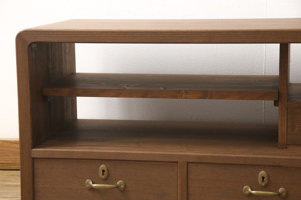 桐箪笥の上段を用いてローボードにリメイク!高さと奥行きをリサイズ。棚を製作し、背面はオープンに。引き戸は市松模様のガラスをはめ込み、取っ手と鍵金具を交換。チェスナット系に着色仕上げ。