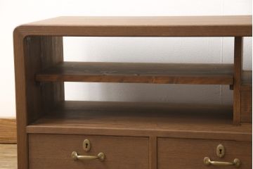 桐箪笥の上段を用いてローボードにリメイク!高さと奥行きをリサイズ。棚を製作し、背面はオープンに。引き戸は市松模様のガラスをはめ込み、取っ手と鍵金具を交換。チェスナット系に着色仕上げ。