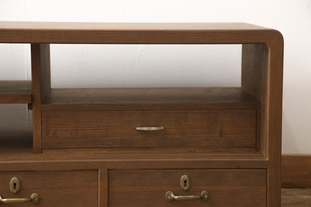 桐箪笥の上段を用いてローボードにリメイク!高さと奥行きをリサイズ。棚を製作し、背面はオープンに。引き戸は市松模様のガラスをはめ込み、取っ手と鍵金具を交換。チェスナット系に着色仕上げ。