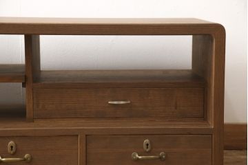 桐箪笥の上段を用いてローボードにリメイク!高さと奥行きをリサイズ。棚を製作し、背面はオープンに。引き戸は市松模様のガラスをはめ込み、取っ手と鍵金具を交換。チェスナット系に着色仕上げ。