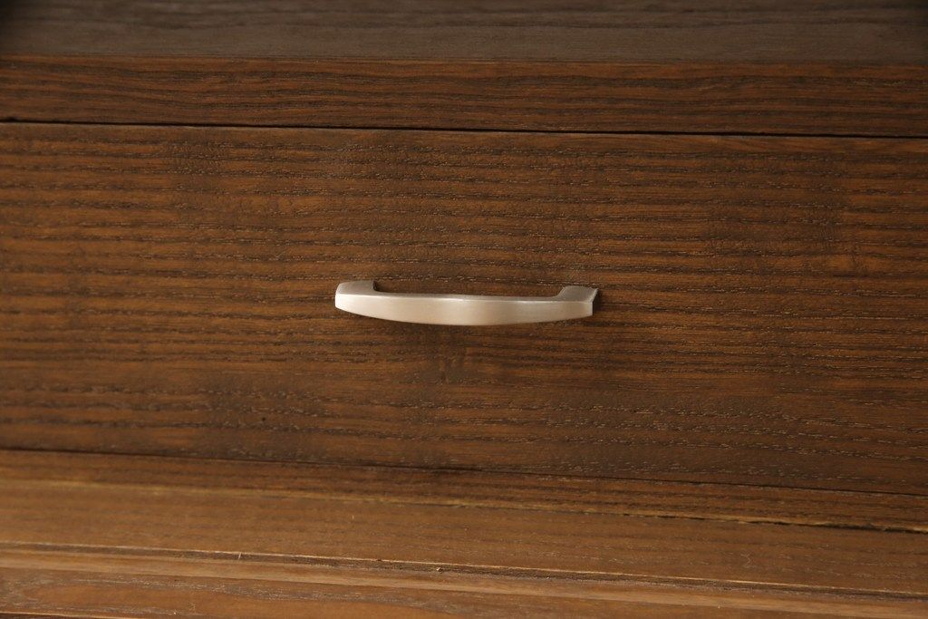 桐箪笥の上段を用いてローボードにリメイク!高さと奥行きをリサイズ。棚を製作し、背面はオープンに。引き戸は市松模様のガラスをはめ込み、取っ手と鍵金具を交換。チェスナット系に着色仕上げ。