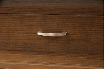 桐箪笥の上段を用いてローボードにリメイク!高さと奥行きをリサイズ。棚を製作し、背面はオープンに。引き戸は市松模様のガラスをはめ込み、取っ手と鍵金具を交換。チェスナット系に着色仕上げ。