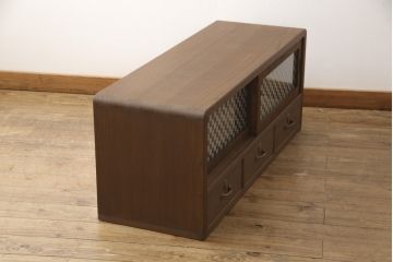 桐箪笥の上段を用いてローボードにリメイク!高さと奥行きをリサイズ。棚を製作し、背面はオープンに。引き戸は市松模様のガラスをはめ込み、取っ手と鍵金具を交換。チェスナット系に着色仕上げ。