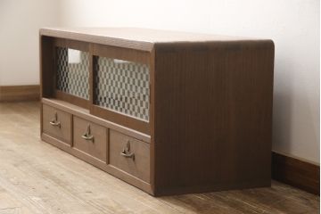 桐箪笥の上段を用いてローボードにリメイク!高さと奥行きをリサイズ。棚を製作し、背面はオープンに。引き戸は市松模様のガラスをはめ込み、取っ手と鍵金具を交換。チェスナット系に着色仕上げ。