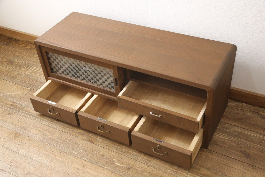 桐箪笥の上段を用いてローボードにリメイク!高さと奥行きをリサイズ。棚を製作し、背面はオープンに。引き戸は市松模様のガラスをはめ込み、取っ手と鍵金具を交換。チェスナット系に着色仕上げ。