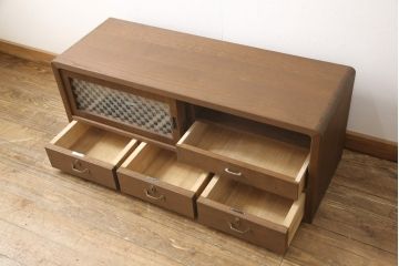 桐箪笥の上段を用いてローボードにリメイク!高さと奥行きをリサイズ。棚を製作し、背面はオープンに。引き戸は市松模様のガラスをはめ込み、取っ手と鍵金具を交換。チェスナット系に着色仕上げ。