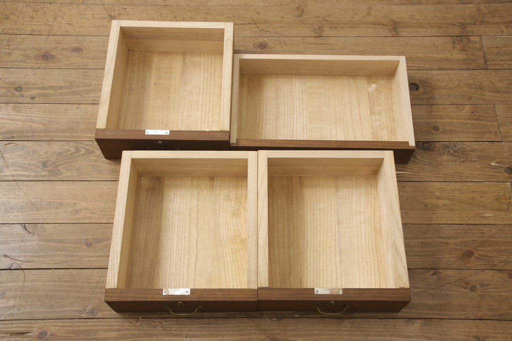 桐箪笥の上段を用いてローボードにリメイク!高さと奥行きをリサイズ。棚を製作し、背面はオープンに。引き戸は市松模様のガラスをはめ込み、取っ手と鍵金具を交換。チェスナット系に着色仕上げ。