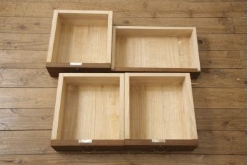 桐箪笥の上段を用いてローボードにリメイク!高さと奥行きをリサイズ。棚を製作し、背面はオープンに。引き戸は市松模様のガラスをはめ込み、取っ手と鍵金具を交換。チェスナット系に着色仕上げ。