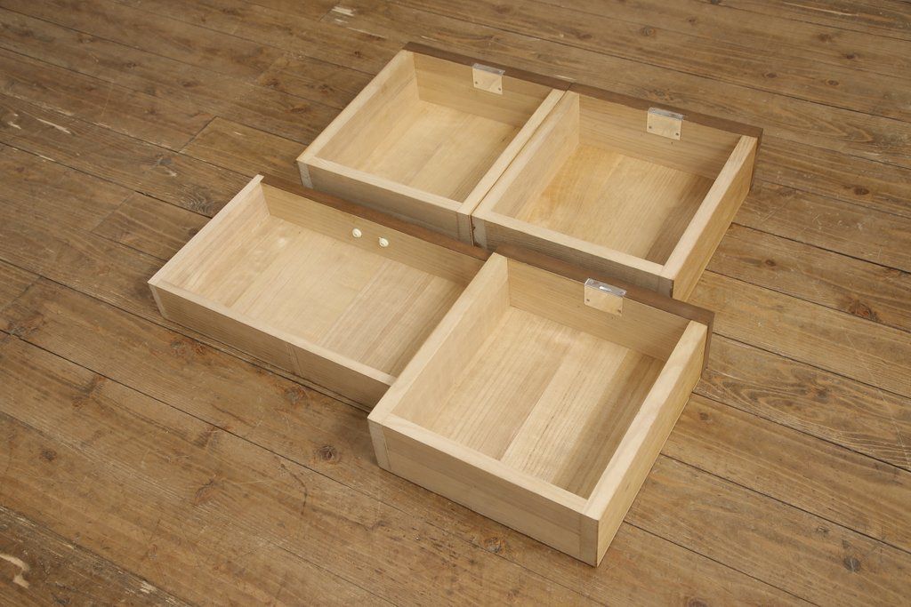 桐箪笥の上段を用いてローボードにリメイク!高さと奥行きをリサイズ。棚を製作し、背面はオープンに。引き戸は市松模様のガラスをはめ込み、取っ手と鍵金具を交換。チェスナット系に着色仕上げ。