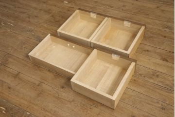 桐箪笥の上段を用いてローボードにリメイク!高さと奥行きをリサイズ。棚を製作し、背面はオープンに。引き戸は市松模様のガラスをはめ込み、取っ手と鍵金具を交換。チェスナット系に着色仕上げ。