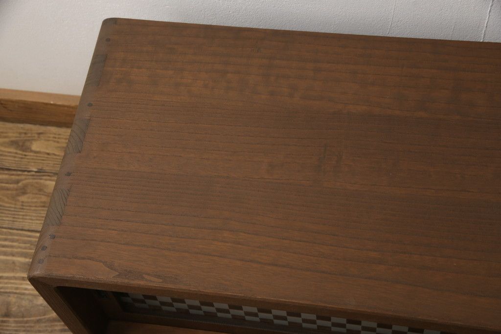 桐箪笥の上段を用いてローボードにリメイク!高さと奥行きをリサイズ。棚を製作し、背面はオープンに。引き戸は市松模様のガラスをはめ込み、取っ手と鍵金具を交換。チェスナット系に着色仕上げ。