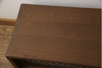 桐箪笥の上段を用いてローボードにリメイク!高さと奥行きをリサイズ。棚を製作し、背面はオープンに。引き戸は市松模様のガラスをはめ込み、取っ手と鍵金具を交換。チェスナット系に着色仕上げ。