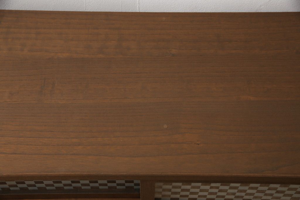 桐箪笥の上段を用いてローボードにリメイク!高さと奥行きをリサイズ。棚を製作し、背面はオープンに。引き戸は市松模様のガラスをはめ込み、取っ手と鍵金具を交換。チェスナット系に着色仕上げ。