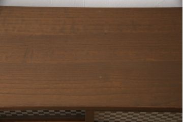 桐箪笥の上段を用いてローボードにリメイク!高さと奥行きをリサイズ。棚を製作し、背面はオープンに。引き戸は市松模様のガラスをはめ込み、取っ手と鍵金具を交換。チェスナット系に着色仕上げ。