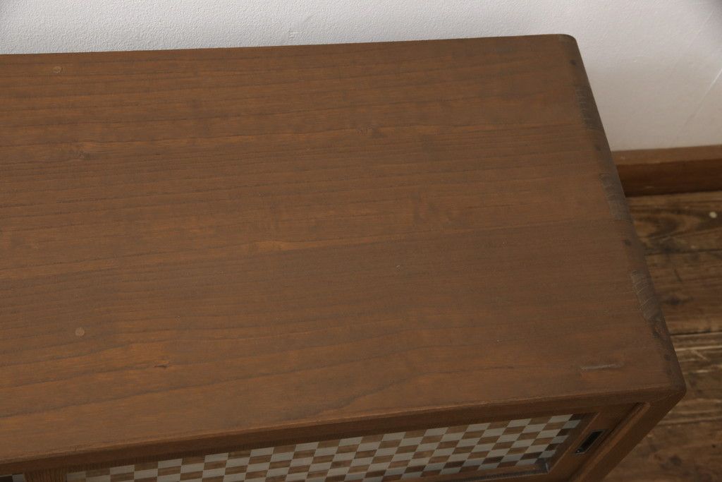 桐箪笥の上段を用いてローボードにリメイク!高さと奥行きをリサイズ。棚を製作し、背面はオープンに。引き戸は市松模様のガラスをはめ込み、取っ手と鍵金具を交換。チェスナット系に着色仕上げ。