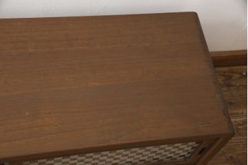 桐箪笥の上段を用いてローボードにリメイク!高さと奥行きをリサイズ。棚を製作し、背面はオープンに。引き戸は市松模様のガラスをはめ込み、取っ手と鍵金具を交換。チェスナット系に着色仕上げ。