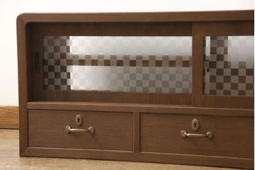 桐箪笥の上段を用いてローボードにリメイク!高さと奥行きをリサイズ。棚を製作し、背面はオープンに。引き戸は市松模様のガラスをはめ込み、取っ手と鍵金具を交換。チェスナット系に着色仕上げ。